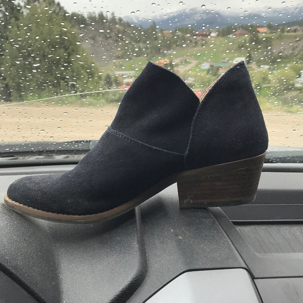 ANKLE BOOTIES